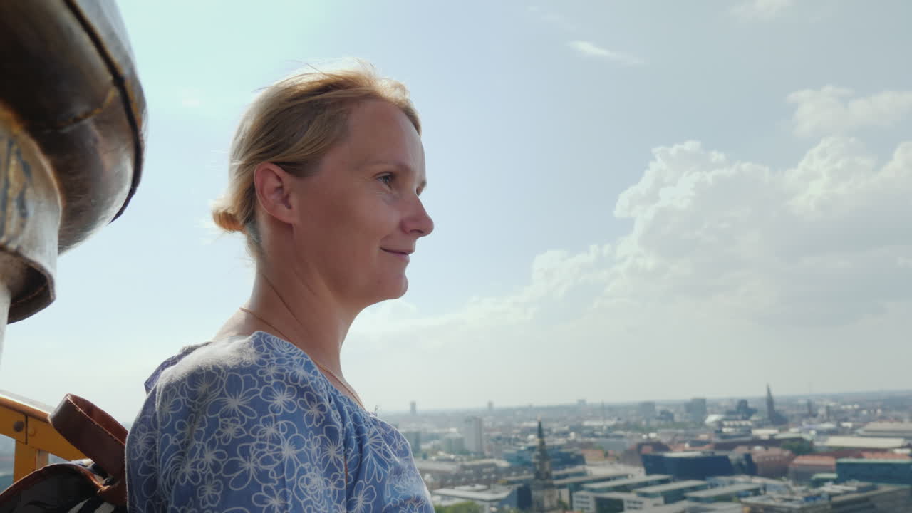 la mujer admira la vista desde una altura a copenhague se encuentra en lo alto de la iglesia del salvador