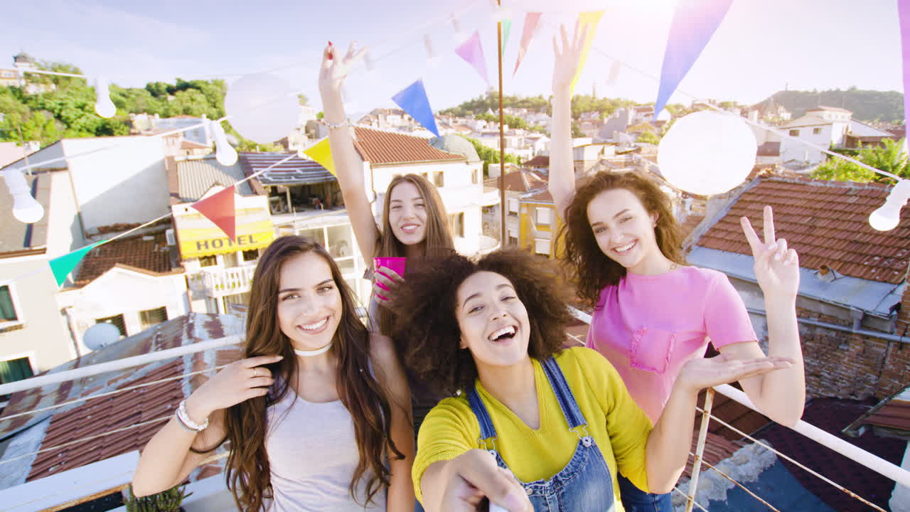 지붕 파티 친구들이 축하하고 있습니다.