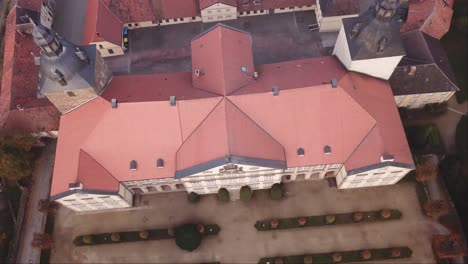 vista aérea de drones del palacio de hundisburg y el jardín barroco en alemania