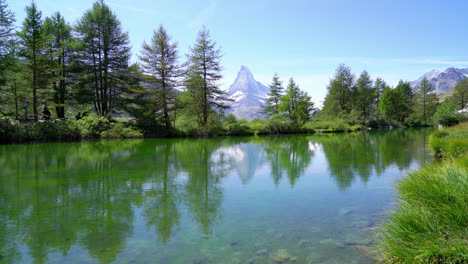 Cervino-Con-El-Lago-Grindjisee-En-Zermatt,-Suiza