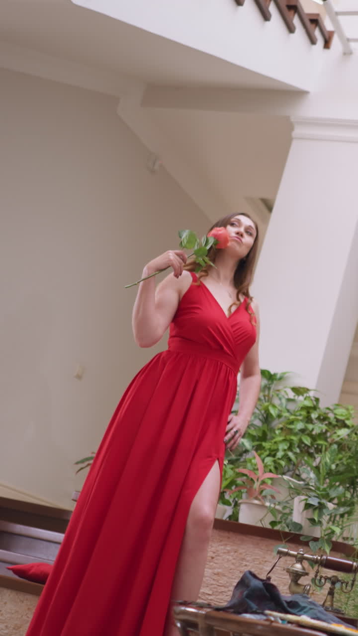 художник в восторге от очарования живой модели. художник умело переводит привлекательность молодой женщины на холсте, создавая шедевр. художественное выражение