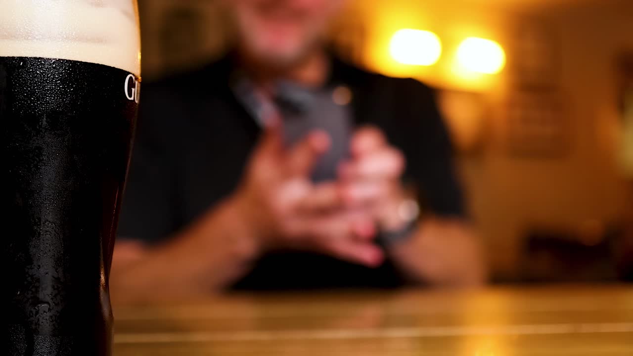 hombre alcanzando una pinta de cerveza fuerte