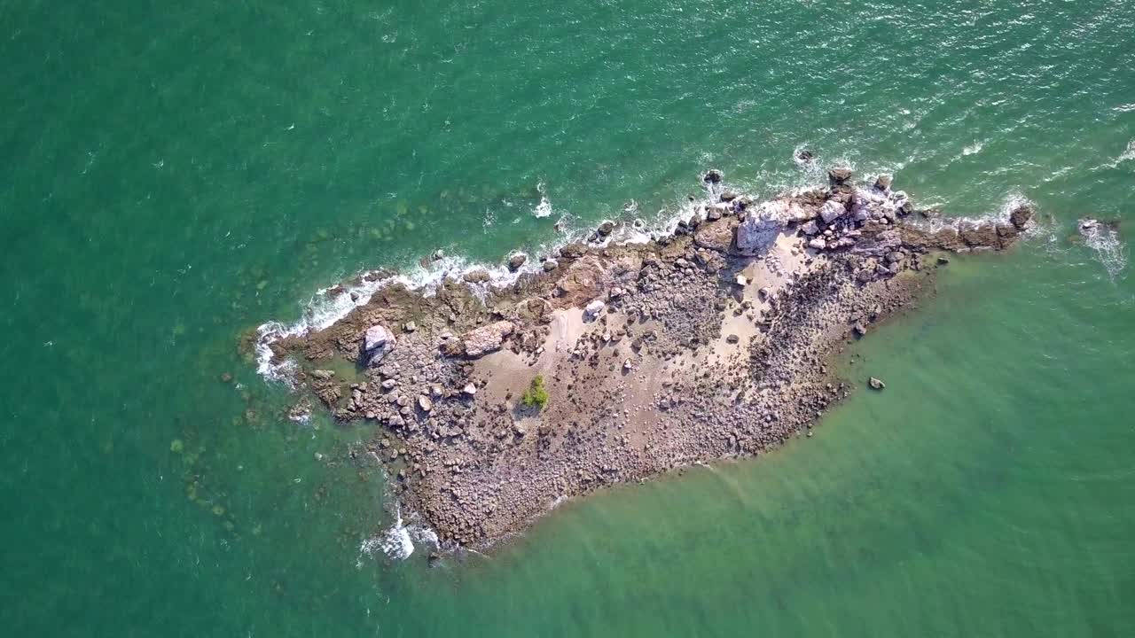 pequeñas islas de arrecife en el mar