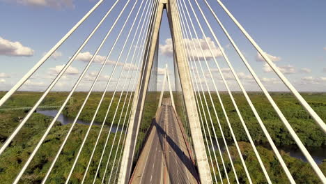 increíble vista aérea desde un dron que pasa por el puente mauricio baez, república dominicana