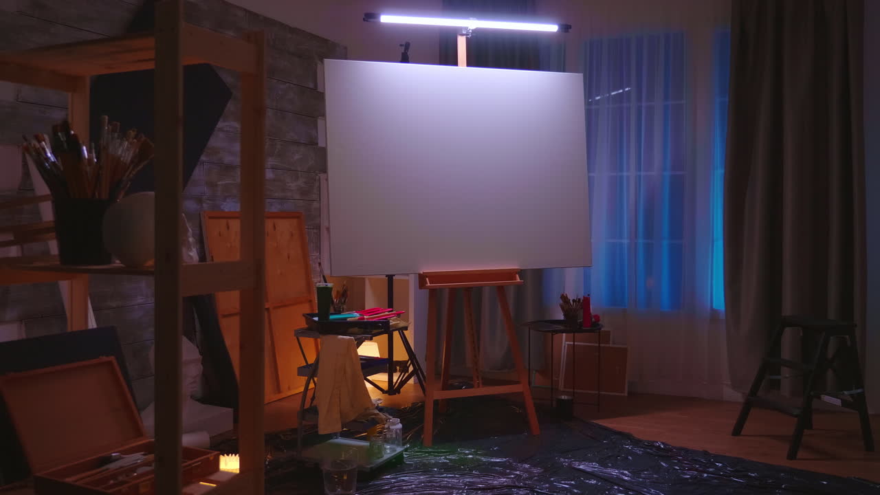 caballete de madera con lienzo en blanco