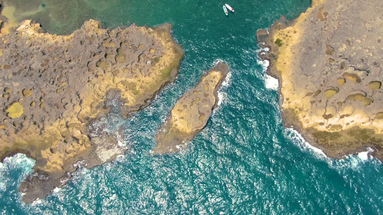 la playa de mar chiquita y sus aguas turquesas en un día soleado en tierras nuevas poniente, puerto rico