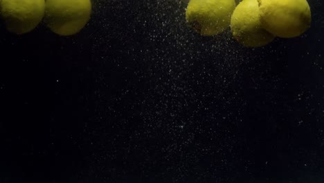 limones cayendo en el agua