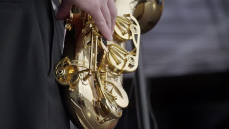 saxofonista que toca el saxofón