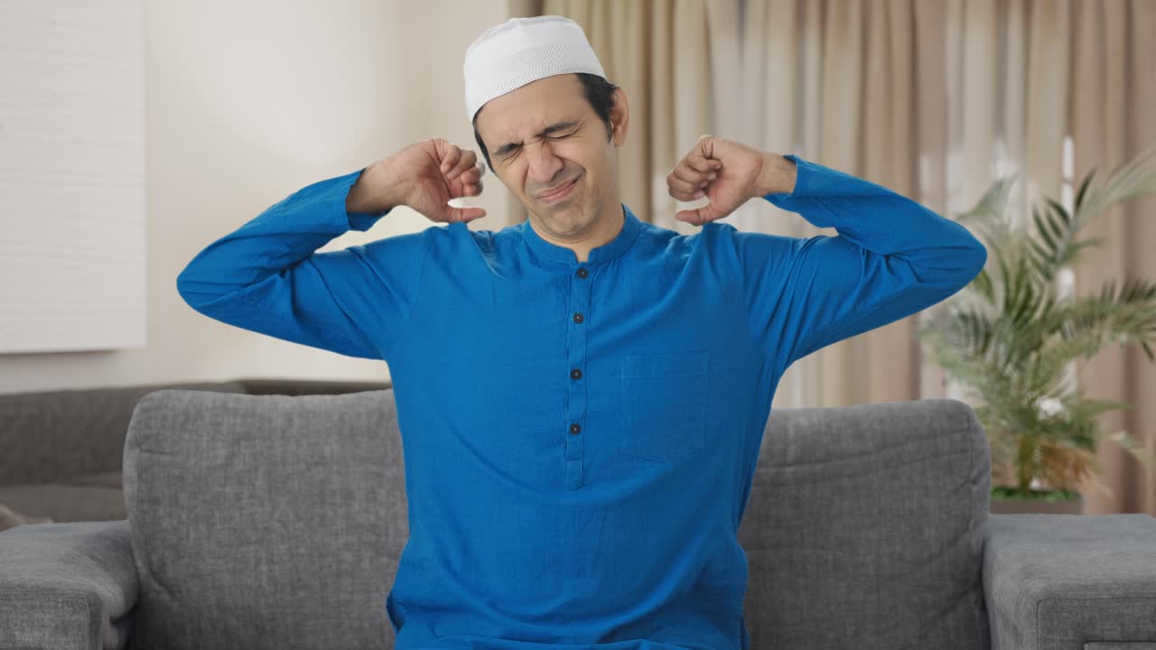 졸고 피곤한 무슬림 남자