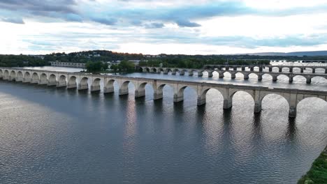 el río susquehanna con puentes de arco en harrisburg, pensilvania