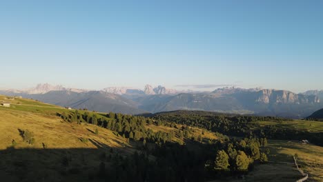 Toma-Aérea-De-Drones-De-Los-Alpes-Mientras-Se-Pone-El-Sol-Con-Cabañas-Y-Tierras-De-Cultivo,-Hermosa-Naturaleza