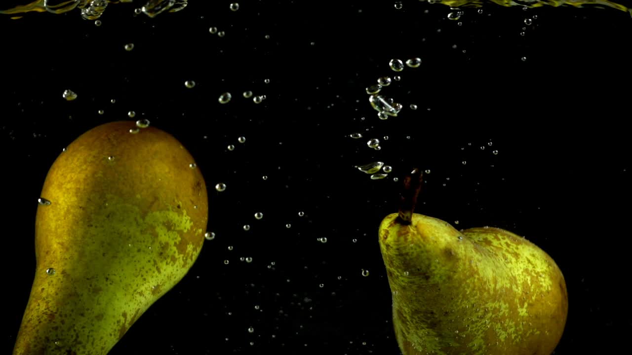 Pere che cadono nell'acqua. Slow motion