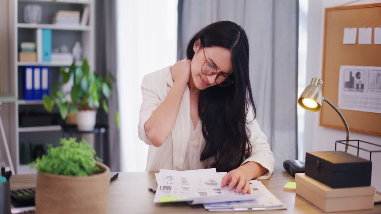 여성은 프로젝트를 하는 동안 통증으로 인해 목을 마사지합니다.