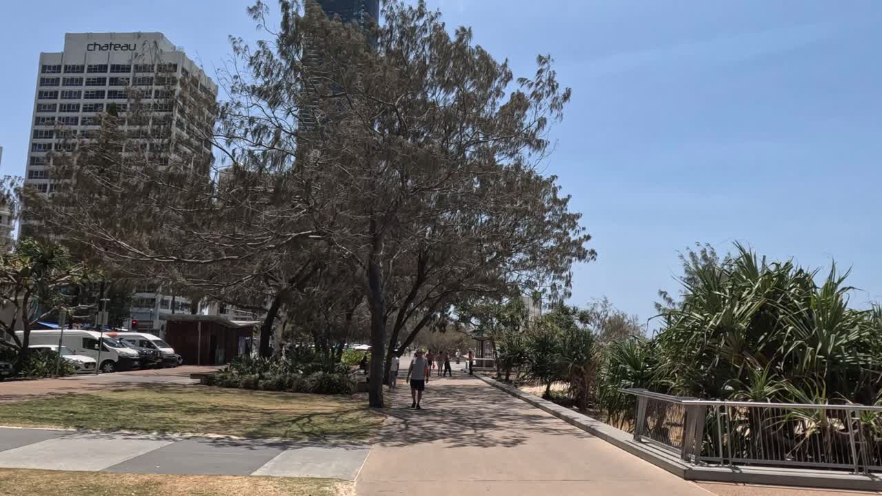 해안 공원 에서 이 잘 내리는 날 을 즐기는 사람 들