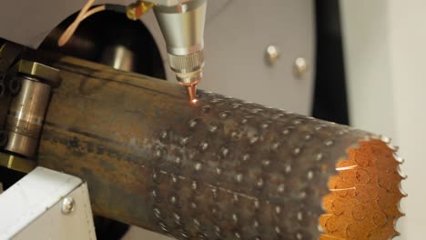 corte con láser y gas de metal, tecnología industrial moderna.