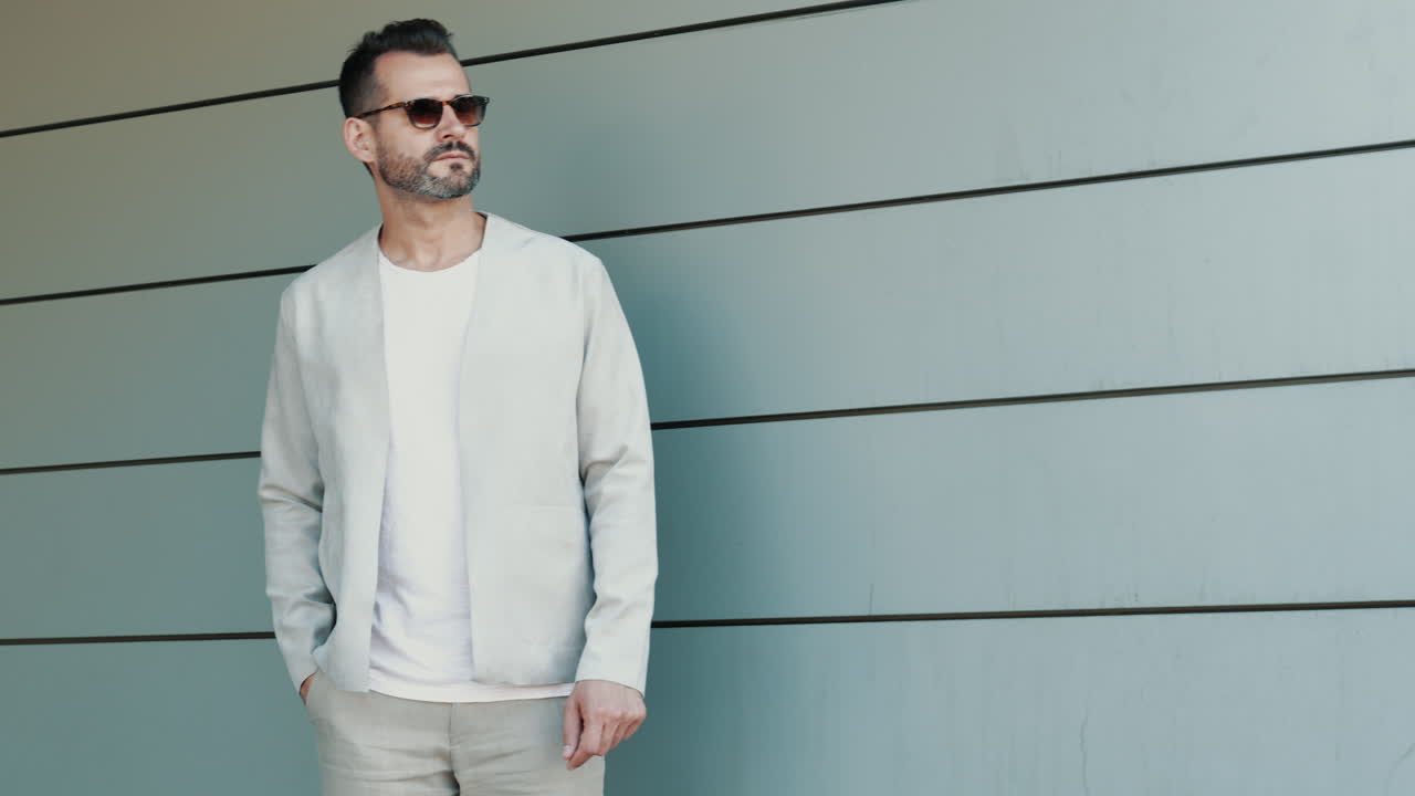Uomo elegante con giacca beige chiaro