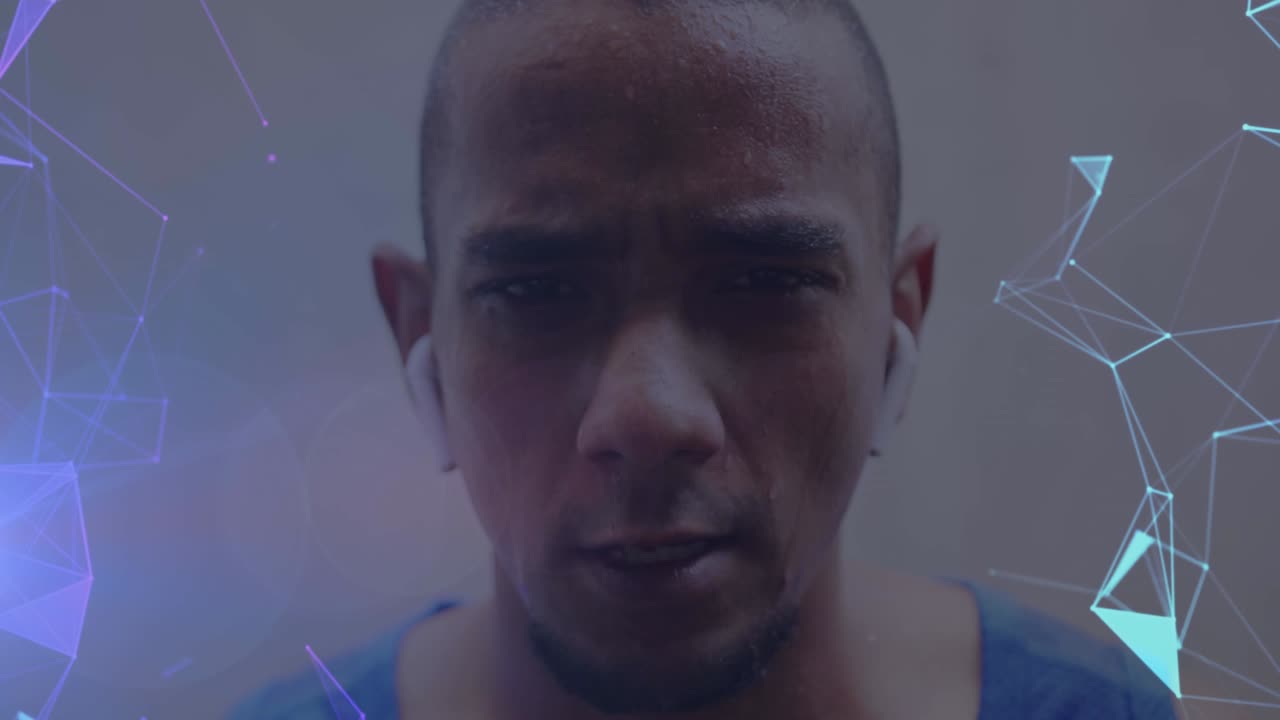 animación de redes púrpuras y azules brillantes sobre el retrato de un atleta masculino decidido haciendo ejercicio