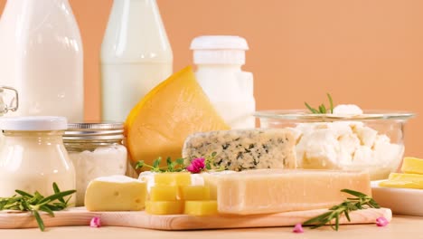 productos lácteos variados expuestos en una mesa