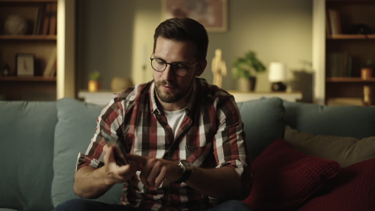 un hombre sentado en un sofá