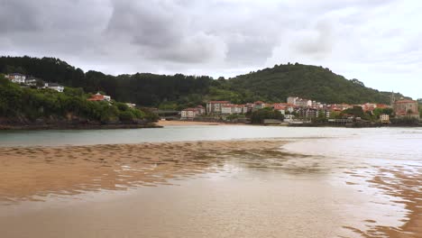 Vista-Aérea-De-Drones-De-La-Reserva-De-La-Biosfera-De-Urdaibai-En-Mudaka-En-El-País-Vasco