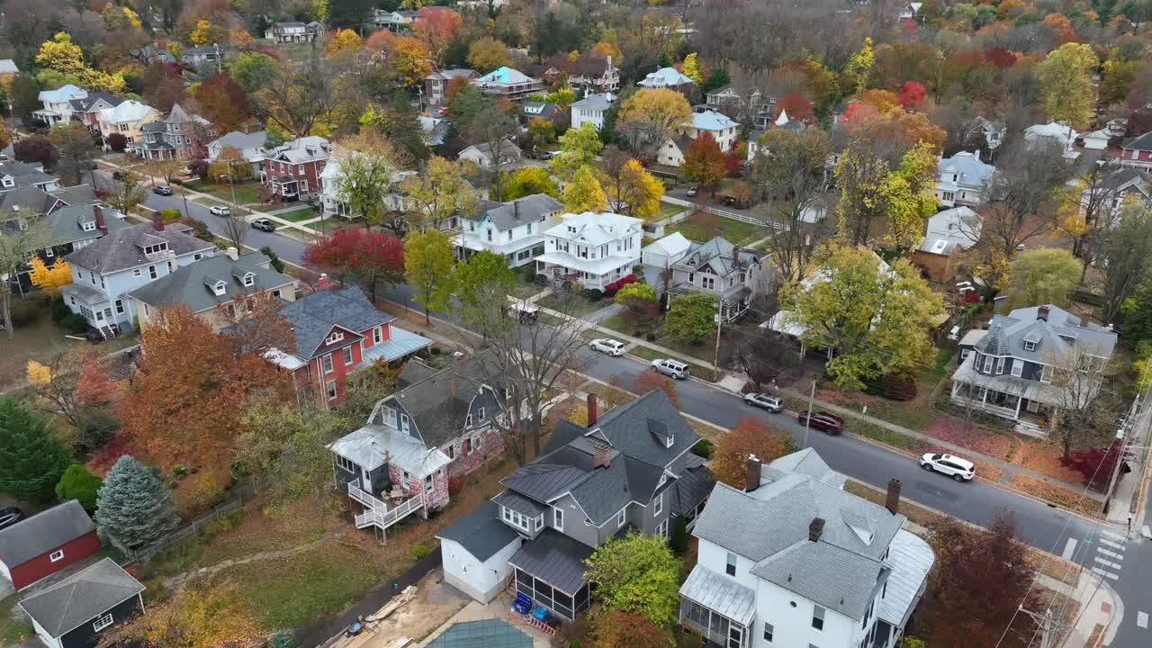 Piccola città americana in autunno.