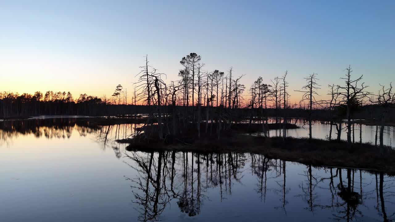 배경 에 아침 해 가 지는 국립 공원 호수