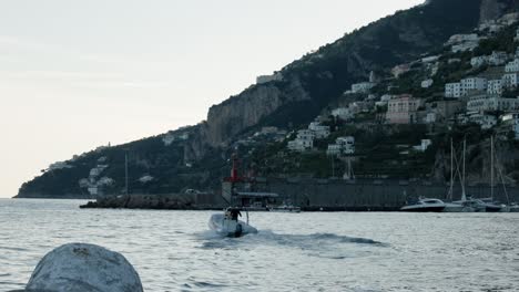 Lancha-Rápida-A-Través-De-La-Ciudad-Del-Acantilado-En-La-Costa-De-Amalfi-En-La-Provincia-De-Salerno,-Italia