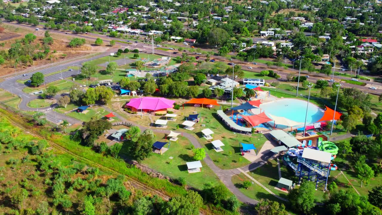 다윈 북부 영토에 있는 빈 레니어 워터파크의 항공 드론, 호주, 철수 후퇴