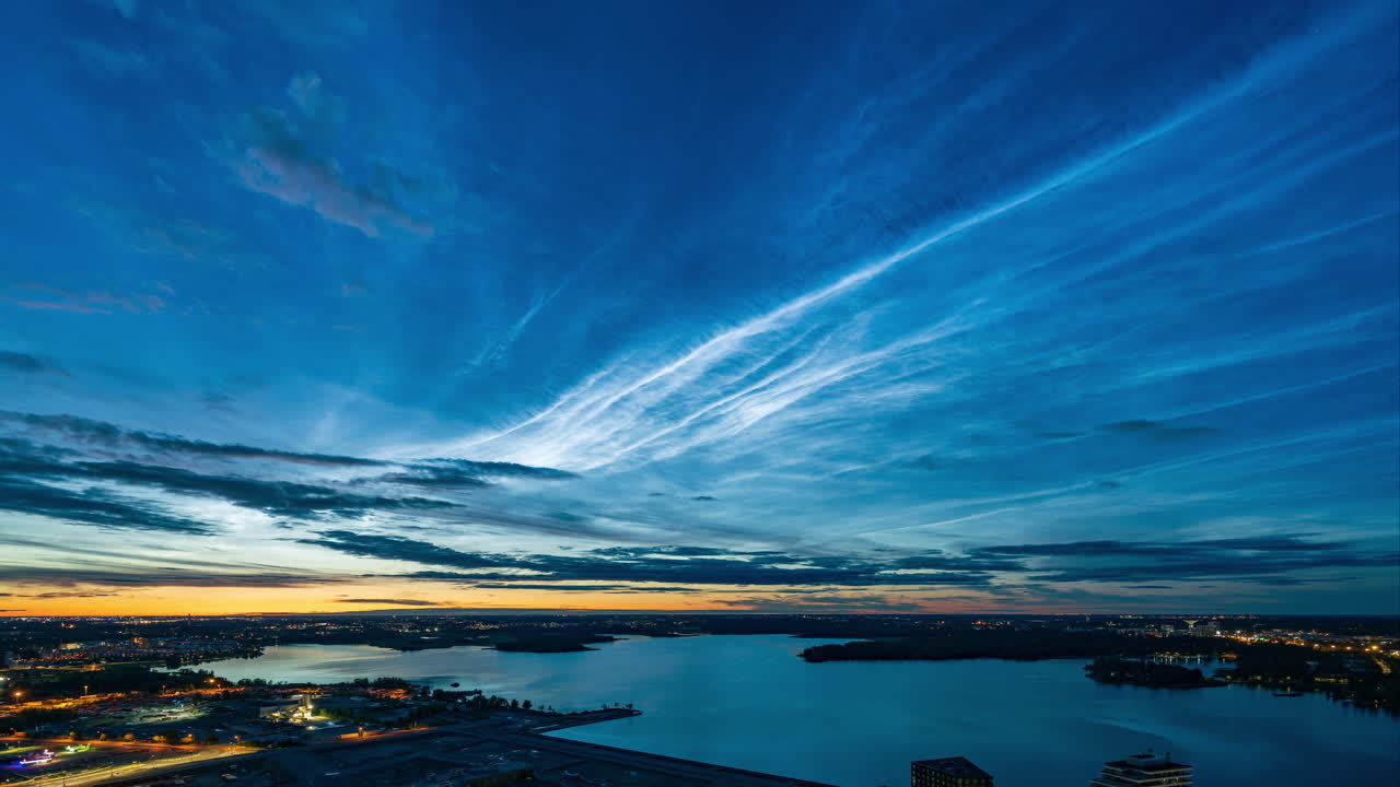 핀란드의 헬싱키에서 바다 위의 밤빛 구름의 타임스, 여름의 황혼