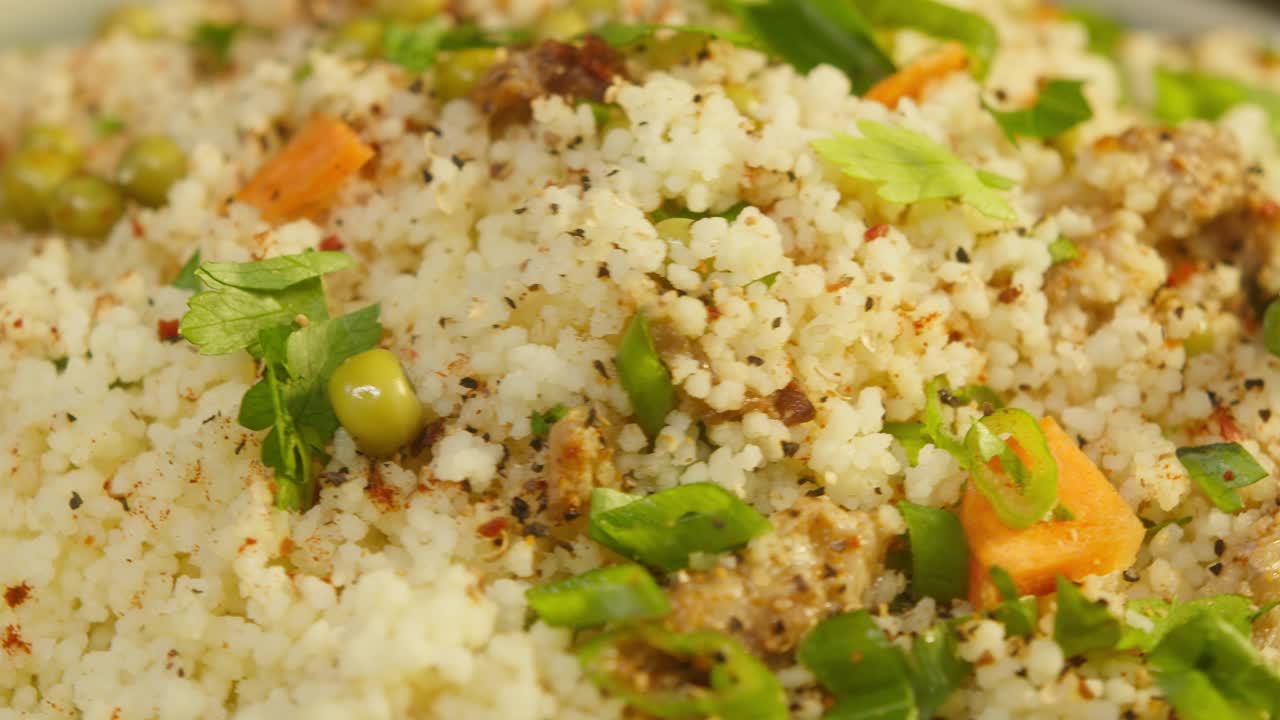 couscous con pollo rotación de vista superior. cocina árabe. cultura tradicional de oriente medio. delicioso arroz con carne. concepto de comida casera