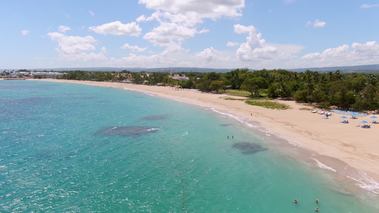 Ripresa panoramica con drone di una bellissima spiaggia nella Repubblica Dominicana