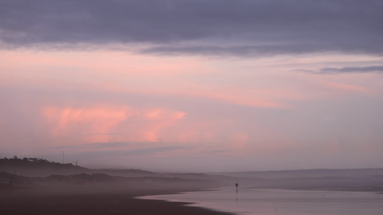 안개 속의 해변에서 화려한 반사, 평화롭고 편안한 환경으로 하루가 끝날 때 달리는 남자, 4k