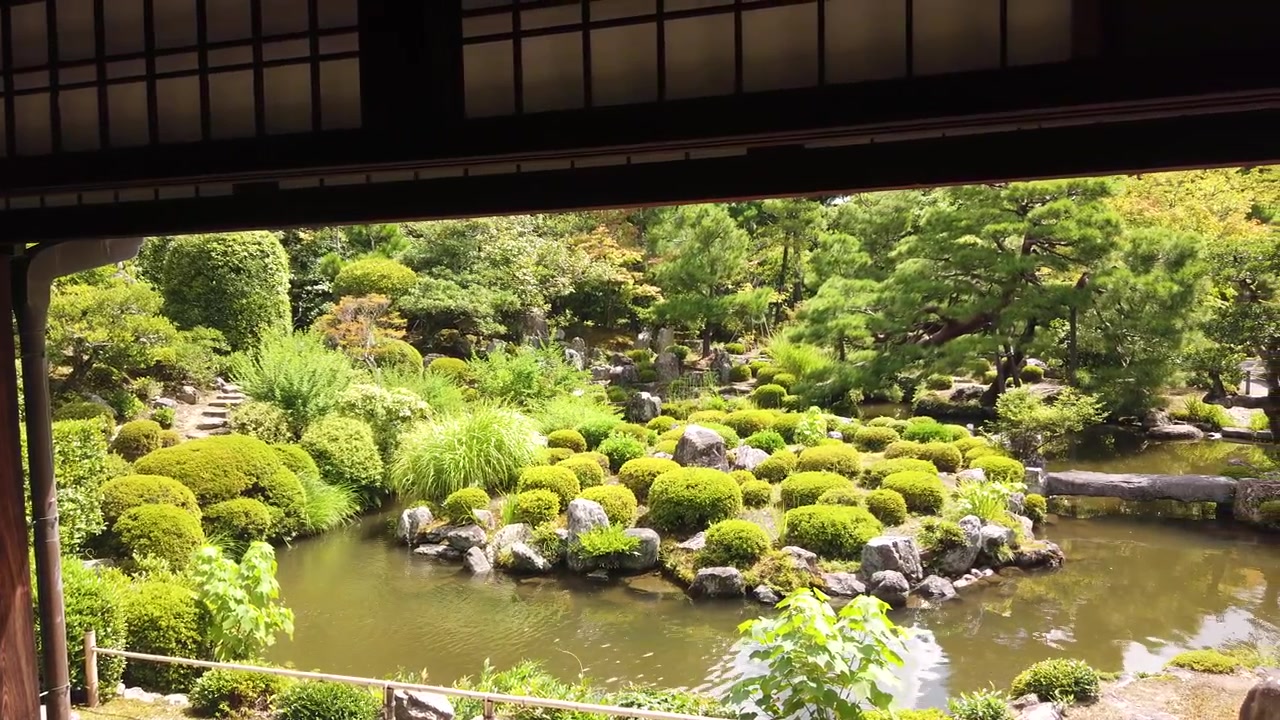 京都、日本の伝統的な木造の屋内から等持院の庭園をパンニング撮影した風景