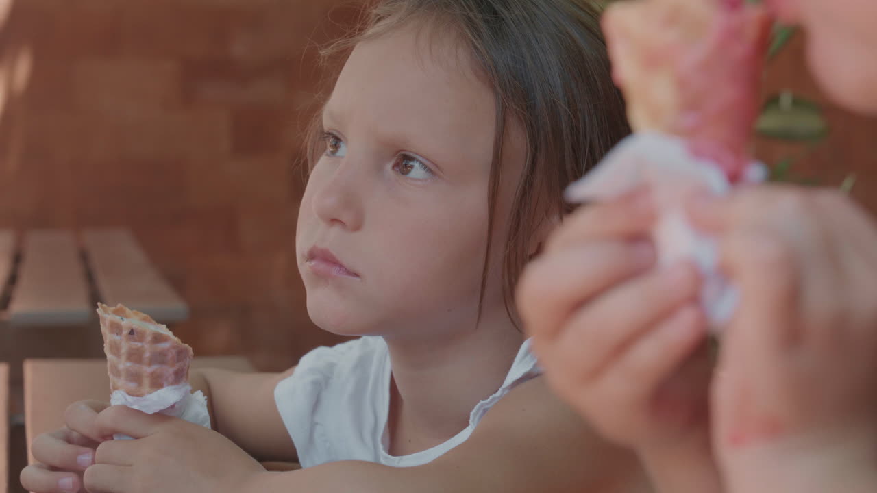아이스크림을 먹는 아이들