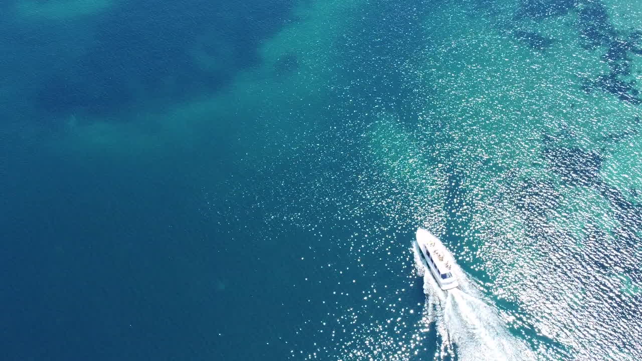 barco navegando a través de un hermoso mar azul