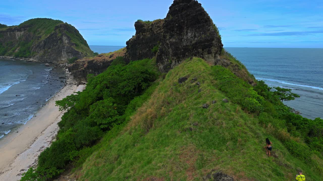 여행자 부부는 카포네스 섬, 다키트 해변에서 산맥을 산책하고 있습니다.