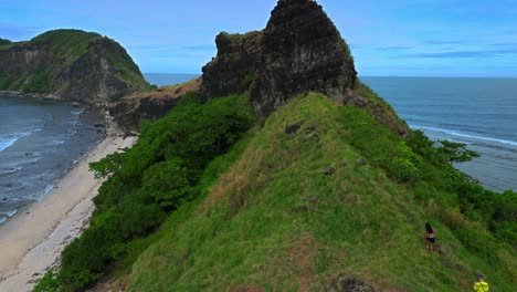 una pareja de viajeros están caminando por la cordillera en la isla de capones, playa de pundaquit. zambales, filipinas