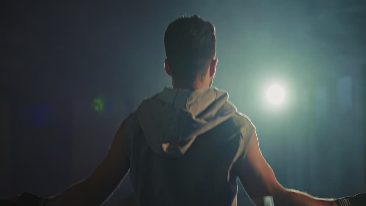 hombre saltando la cuerda en el gimnasio