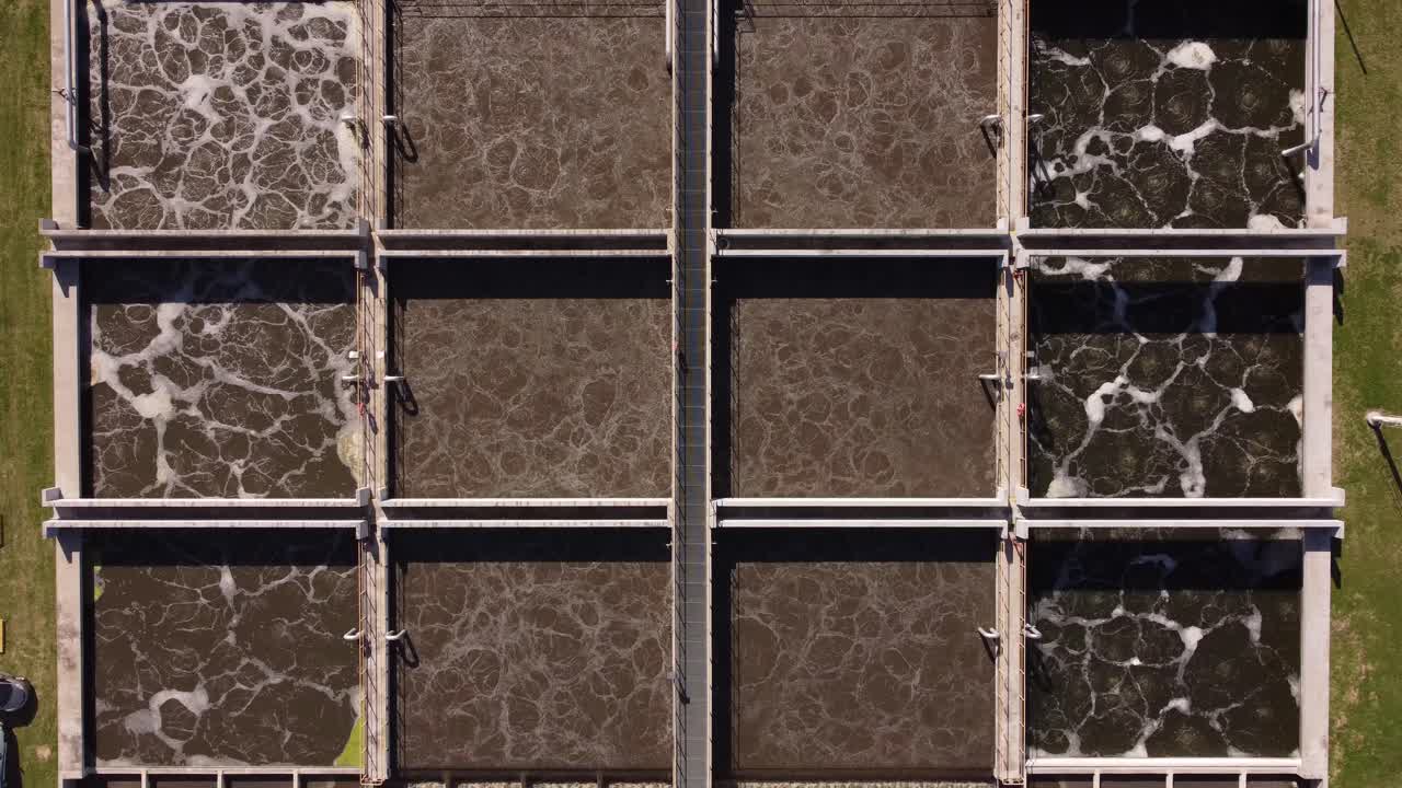 수처리 공장에서 처리되는 다양한 물실 위의 조감도