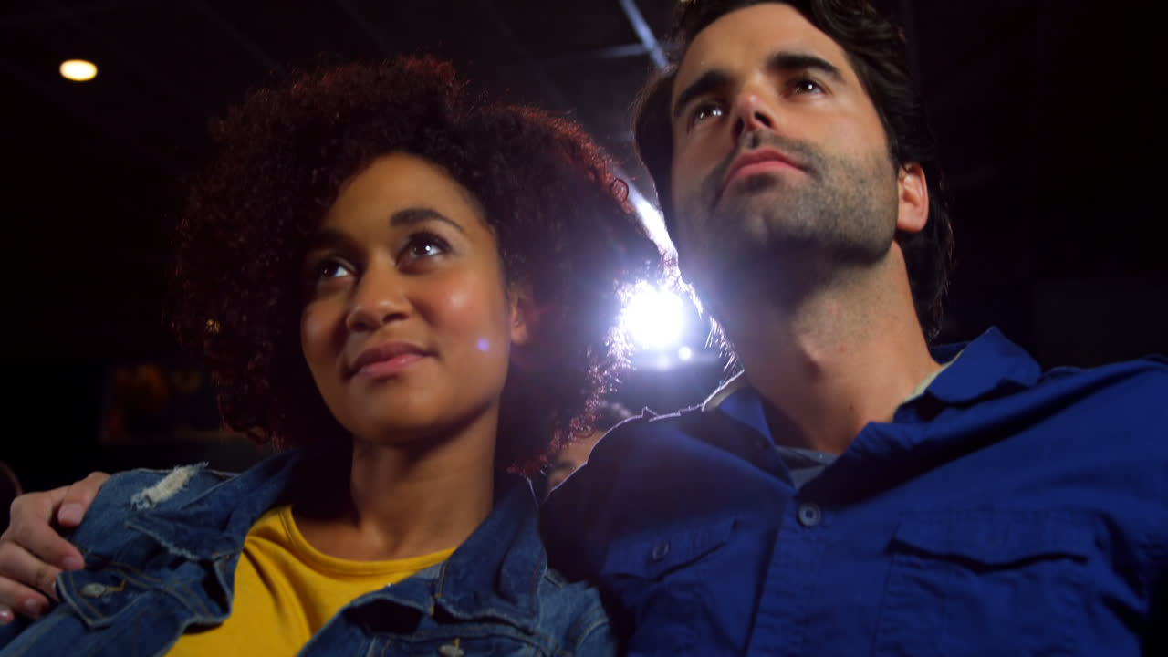 pareja viendo una película en el cine 4k