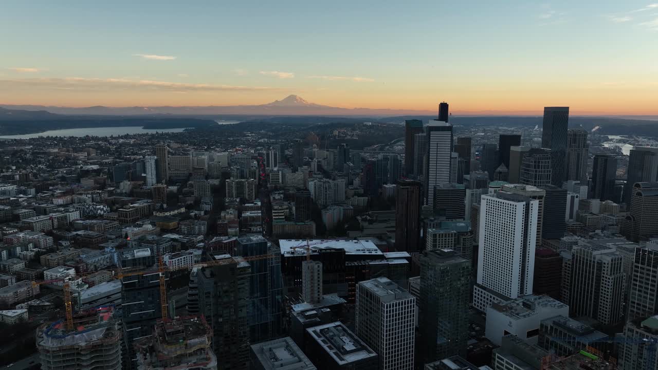 오렌지색 빛으로 수평선에 mt 레이너와 함께 황혼에 시애틀 도시 스카이라인