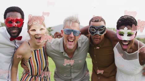 animación de felicitaciones de navidad texto sobre diversos amigos que llevan máscaras en la fiesta