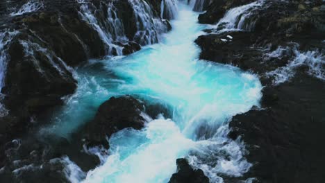 revelan la toma de la hermosa cascada de bruarfoss en el río bruara en islandia - inclinación aérea hacia arriba