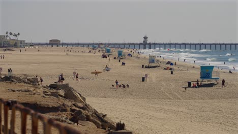 Ein-Blick-über-Den-Huntington-Dog-Beach-Zum-Pier