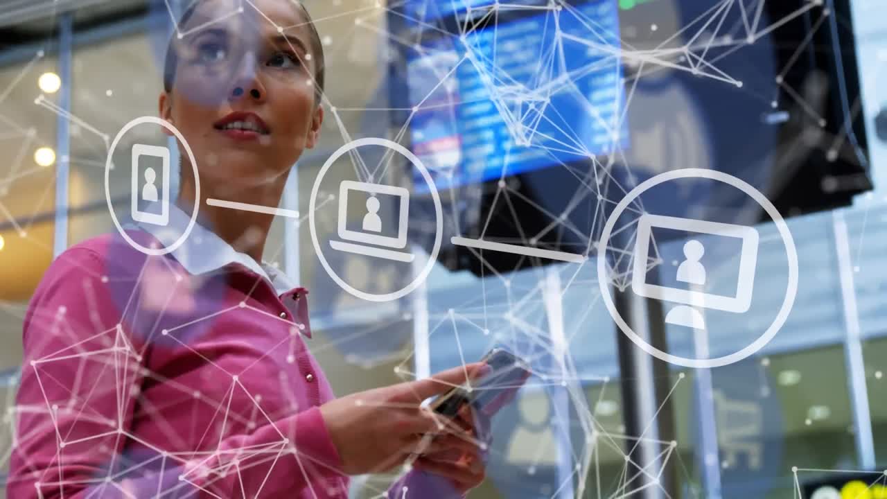 red de conexiones e iconos digitales contra una mujer caucásica que usa un teléfono inteligente en el aeropuerto