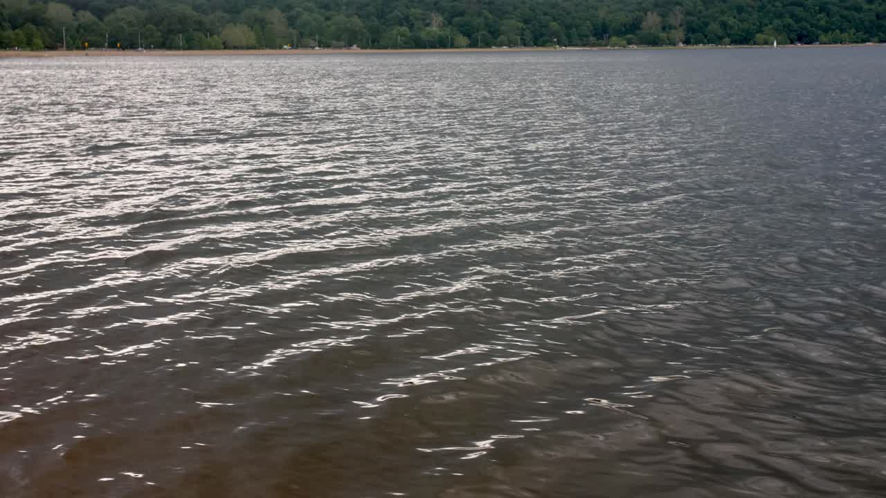un primer plano de las aguas turbias que sopla el viento de este lago urbano del medio oeste