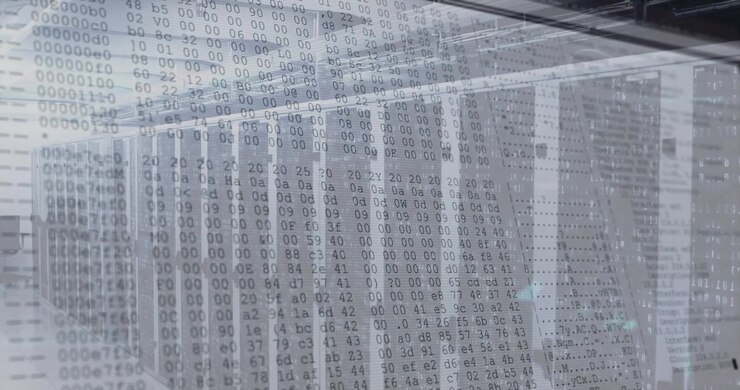 Sovrapposizione di codice binario ed esadecimale che appare su rack di server mentre la telecamera panoramica mostra il flusso di dati.
