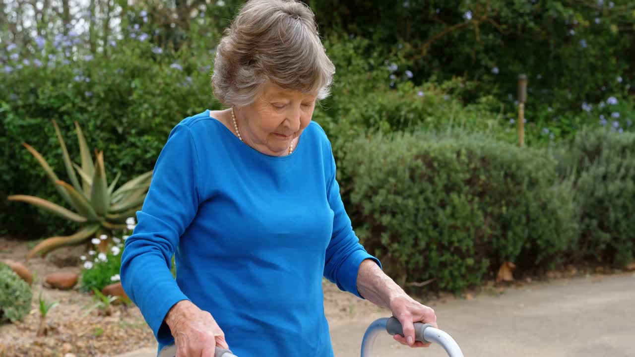 워커 4k와 함께  ⁇ 는 고령 여성