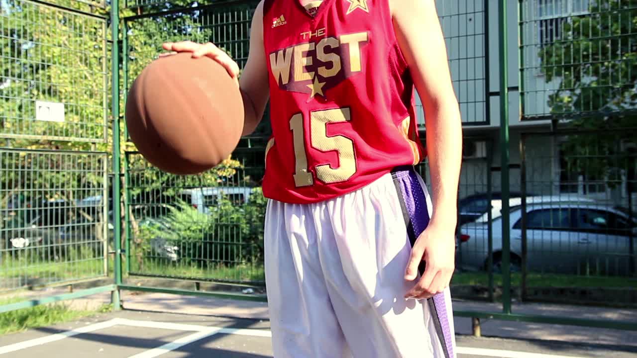 joven jugando al baloncesto 1