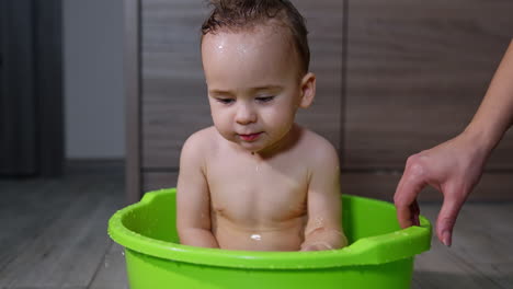 la bañera de bebé es divertida.